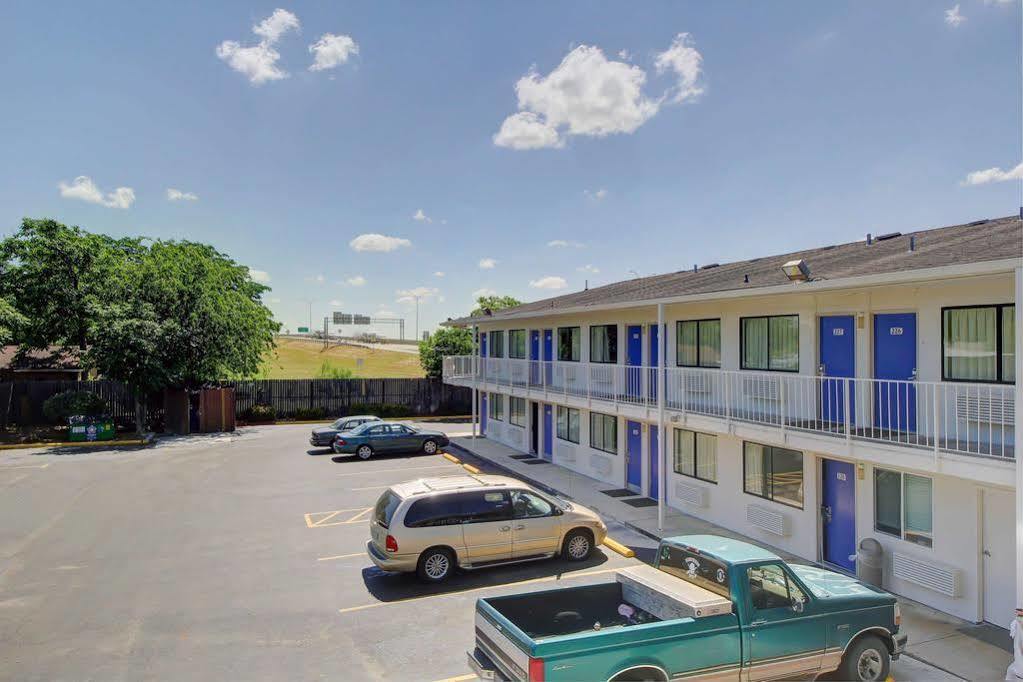 Red Roof Inn San Antonio E - Frost Bank Center Экстерьер фото